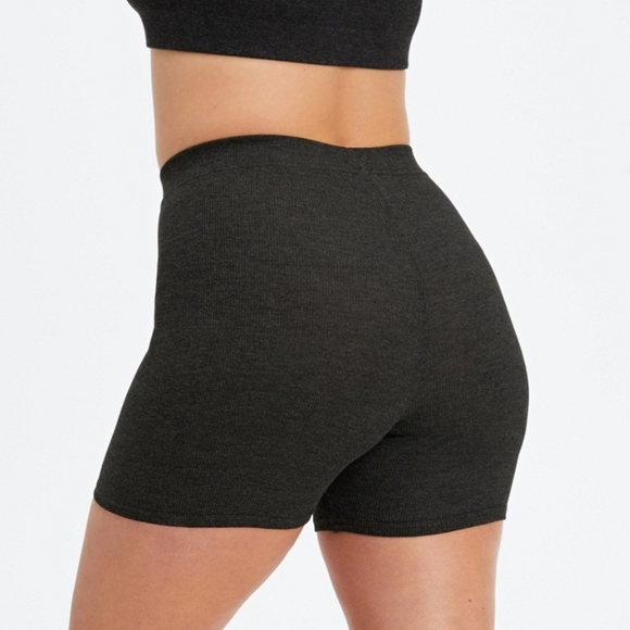 ๐ NEW Fabletics Restoreknit Slim Short - Picture 2 of 7